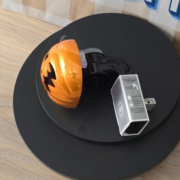 Bath & body Jack O Lantern pumpkin wallflower plug light up nwt fall 2024 - Picture 3 of 4